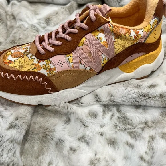 NWT Chelsea and Violet Lola Sneakers (Yellow Muliticolored) - Picture 4 of 7